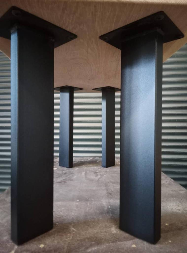 Table basse en chêne massif et pieds en métal