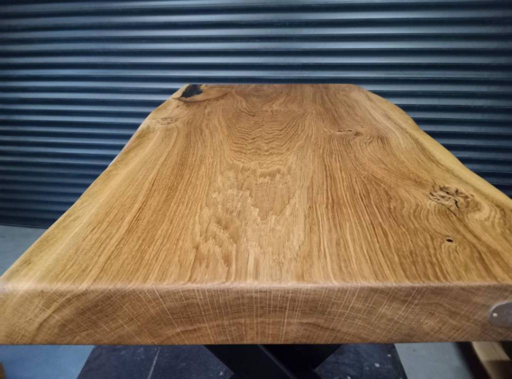 Table basse en chêne massif et pieds en métal